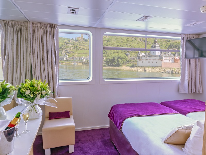 Main Deck 2 Adjustable Twin Beds CAT. A